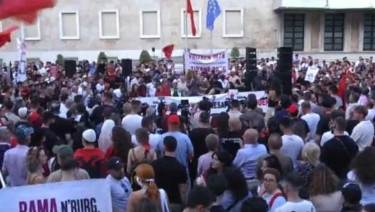 Rrëfimi i trishtë i protestueses para Kryeministrisë: Jam rritur jetime, politikanët s’e dinë ç’do të thotë të flesh me barkun bosh