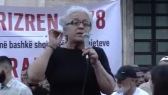 'Zvërneci'/ Qytetarja u kujton protestuesve masakrën e Gërdecit: Humba bashkëshortin aty
