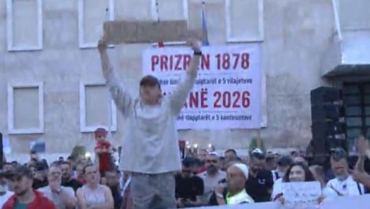 ‘Ne nuk jemi të frikësuar’- Turisti amerikan i bashkohet protestës para Kryeministrisë