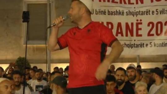 Me bluzë kuqezi dhe plis në kokë, protestuesi thirrje publike Ramës: Të lutem, shko bëhu kryeministër në një shtet tjetër!