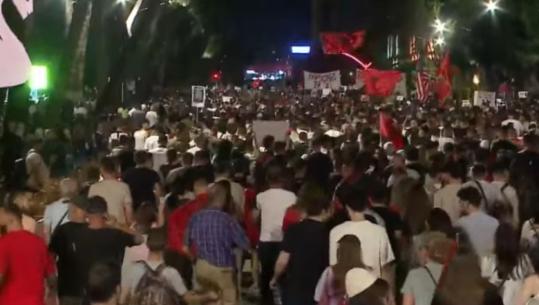 Përfundon protesta e 12-të kundër resortit në Zvërnec, protestuesit marshojnë rrugëve të Tiranës