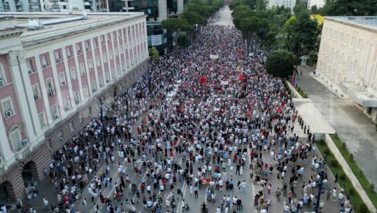 Protesta e 12-të në Tiranë kundër ndërtimit të resortit në Zvërnec, qytetarët: Politikanët aktualë i ka kapur frika! Rama të marrë Berishën dhe largohen