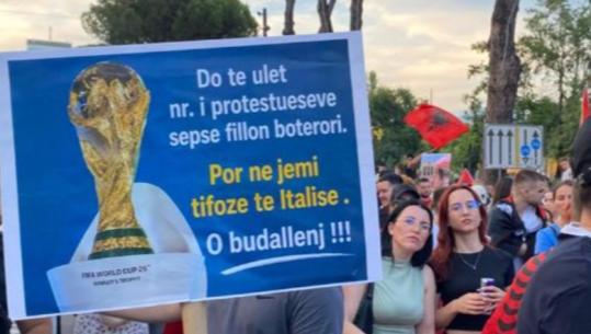 'Botërori nuk e ul numrin e protestuesve, ne jemi me Italinë', FOTO e pankartave më kreative në tubimin e 12-të për Zvërnecin