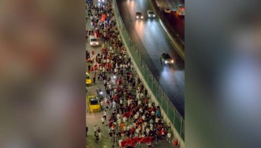 Me flamuj kombëtar dhe thirrje patriotike, protestuesit marshojnë drejt Astirit