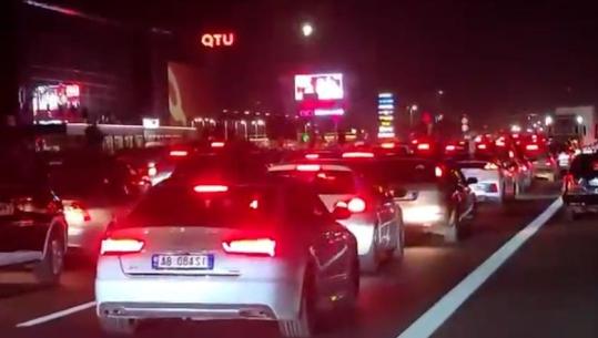 Protesta shkakton bllokim të rrugëve në Tiranë, radhë kilometrike automjetesh të ngecura në trafik (VIDEO)