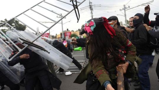 VIDEO/ Molotovë, gardhe dhe tulla të hedhura ndaj policisë meksikane gjatë trazirave para ndeshjes hapëse të Kupës së Botës në 'Azteca'! Dhjetëra të arrestuar