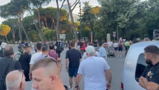 Protestuesit linçojnë mbështetësit e PS, i ndjekin me vrap