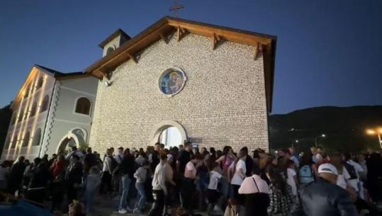 ‘Nata e madhe e Shna Ndout’, mijëra besimtarë kalojnë natën në kishën e Laçit