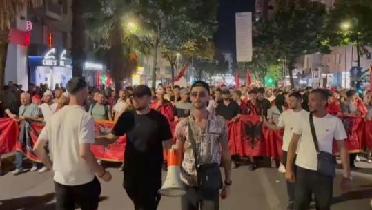 ‘Zvërneci’/ Njeriu i Shkëlzen Berishën në krye te marshimit, dikton itinerarin e protestuesve në rrugët e Tiranës