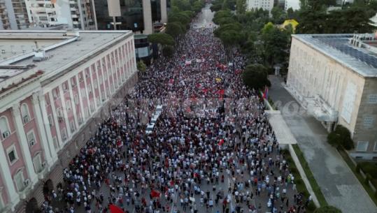 Dita e 13 e protestës në Tiranë, njeriu i Shkëlzen Berishën në krye te marshimit!  ‘Patronazhisti’ ndiqet nga turma
