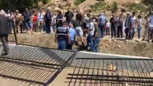 Protestë kundër ndërtimit të resortit luksoz në Rrjoll, banorët heqin gardhin dhe telat me gjemba