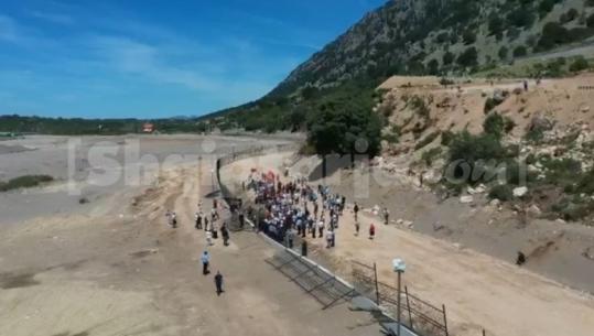 LIVE TV- Protestë kundër ndërtimit të resortit luksoz në Rrjoll, banorët shembin rrethimin dhe futen në kantier! Përplasje me policinë