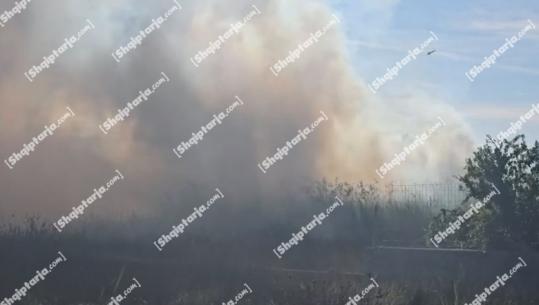 Zjarr pranë një blloku banimi në Vlorë, flakët rrezikojnë banesat! Forcat zjarrfikëse në vendngjarje (VIDEO)