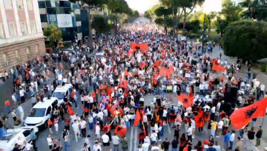 LIVE TV-‘Zvërneci’, Protestuesit nisin protestën para Kryeministrisë! Kërkojnë dorëheqjen e Ramës dhe Berishës