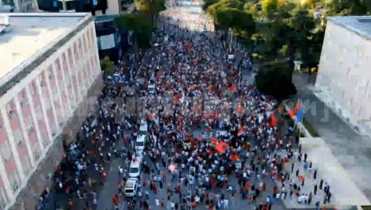 LIVE TV-‘Zvërneci’, protestuesit nisin protestën para Kryeministrisë! Kërkojnë dorëheqjen e Ramës dhe Berishës
