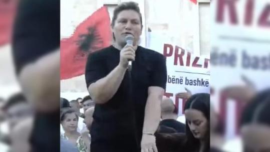 Mamaja e Martin Canit i bashkohet protestës para Kryeministrisë: Duam siguri dhe drejtësi! Djali mund të ishte mes nesh nëse do të punonin aparaturat e zemrës në spital