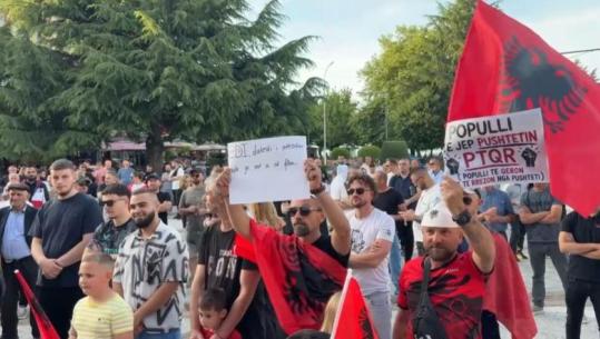 Me pankarta në duar dhe simbole Kombëtare, qytetarët protestë në Korçë! Kërkojnë largimin e klasës politike