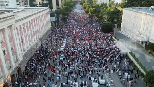‘Zvërneci’/ Protesta mbushet me gazetarët e Shkëlzen Berishës, PD i ngjit në tribunën e fjalimeve