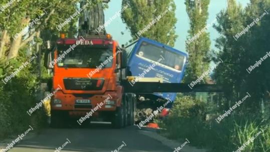 Aksident në Ishull-Shëngjin, autobusi del nga rruga dhe përfundon në kanal
