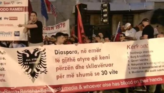 Protesta për ‘Zvërnecin’, Diaspora shpalos banderolën gjigande me 6 kërkesat: Dorëheqje e Ramës, qeveri teknike dhe konfiskim i pasurive të politikanëve