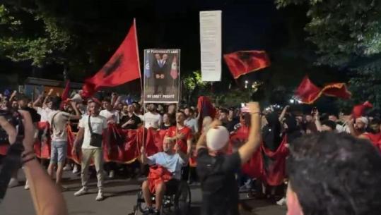 Vijon marshimi i protestuesve, ndalen para Drejtorisë së Përgjithshme të Policisë së Shtetit! Kërkohet largimi i Ramës dhe Berishës