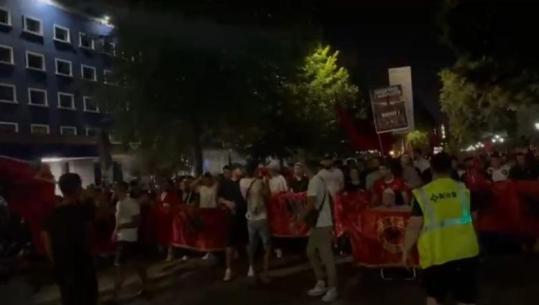 ‘Zvërneci’/ Me megafon duke ‘këshilluar’ turmën, njeriu i Shkëlzen Berishës ‘shtie në dorë’ protestën, dikton itinerarin në Rrugët e Tiranës