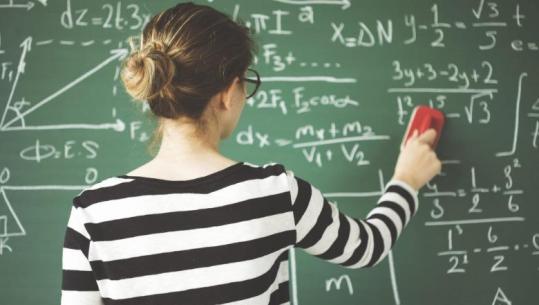 Vajzat shqiptare po shkëlqejnë në matematikë, Raporti i BERZH: Shqipëria mes vendeve me përqindjen më të lartë të nxënëseve ekselente