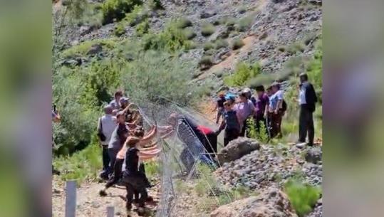 Banorët kundërshtojnë rrethimin e burimit të ujit në Dardhë, reagojnë duke hequr gardhin e HEC-it (VIDEO)