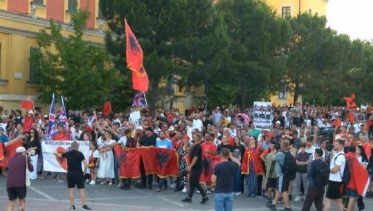 LIVE TV- Qytetarët prej 14 ditësh në protestë, nis marshimi drejt kryeministrisë