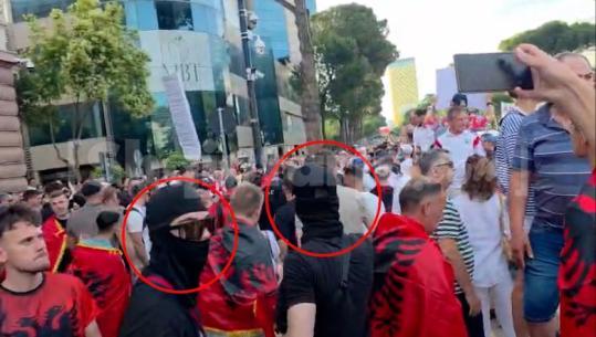Dikush po mblidhe karta identiteti në turmë për një peticion të jashtëligjshëm, tensione në protestë! Të pranishëm persona të maskuar me kapuçë (VIDEO)