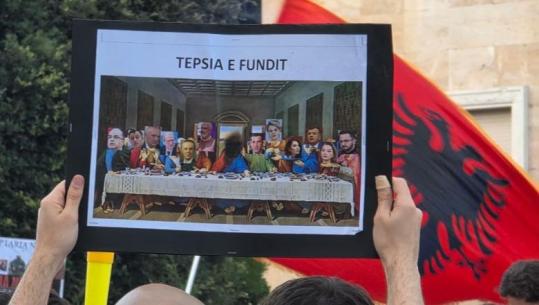 Pankartat ‘hit’ në protestën në Tiranë, qytetarët shfrenojnë imagjinatën