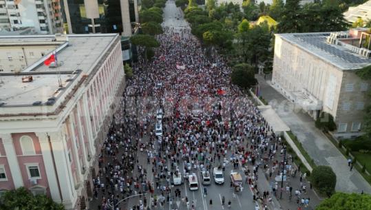 Qytetarët prej 15 ditësh në protestë, mblidhen para kryeministrisë: Dorëheqje! Në turmë persona të maskuar me kapuçë e syze