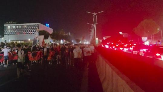 Qytetarët prej 15 ditësh në protestë! Për herë të parë tensione dhe përplasje fizike, të rinj të maskuar në turmë! Bllokojnë autostradën Tiranë-Durrës