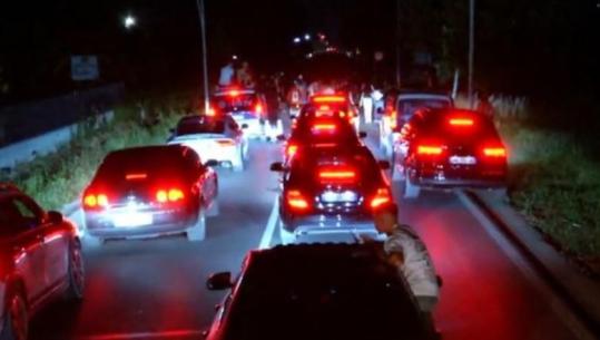 Protestuesit bllokojnë rrugën e aeroportit, ja fluturimet që mund të kenë humbur nga pasagjerët