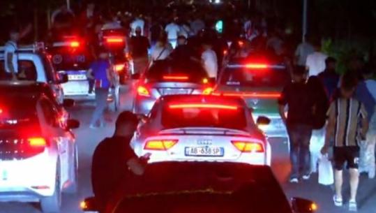 Protestuesit bllokojnë rrugën e Rinasit, radhë të gjata në Thumanë-Kashar! Makinat ngecin në trafik