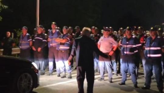 Pas gati 5 orësh marshim, policia bllokon protestuesit që të mos shkojnë deri në aeroport! Qytetarët thirrje në kor: Rama jepe dorëheqjen