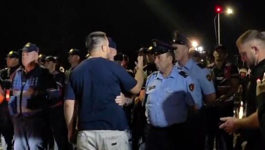 Pasi policia u bllokoi marshimin drejt aeroportit, protestuesit kthehen në drejtim të Tiranës pas më shumë se 5 orë: Nesër më shumë