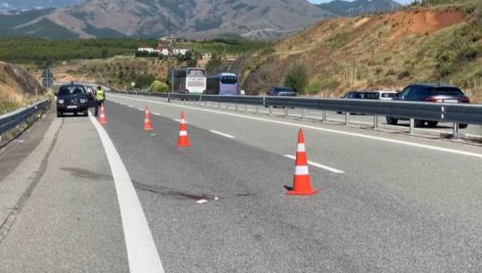 E rëndë në Rrugën e Kombit, një grua nga Kosova përplaset për vdekje nga makina! Zbriti nga autobusi dhe tentoi të kalonte në anën tjetër