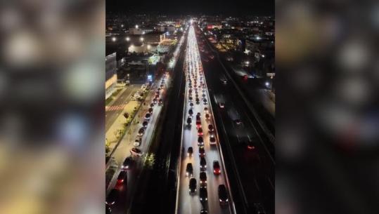 PAMJET ME DRON/ Protestuesit bllokuan aksin Tiranë-Durrës, ja radha kilometrike e mjeteve që ngecën në trafik