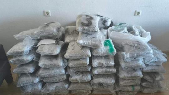 Igumenicë/ Sekuestrohen 96 kg drogë në kufirin greko-shqiptar, një grua në pranga