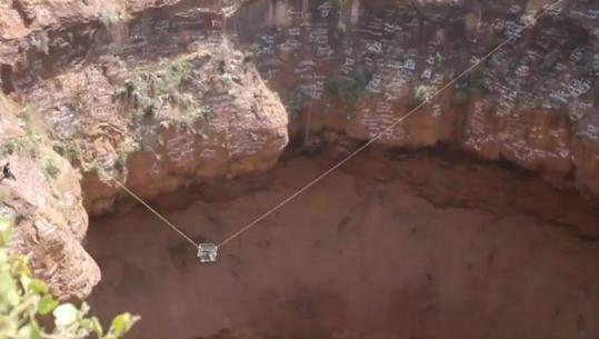 Sfidoi lartësinë pa pajisje sigurie, akti i çmendur i merr jetën ‘Spider Man’-it të Jemenit! 30-vjeçari bie në kraterin e vullkanit