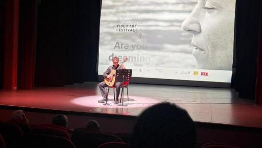 Kitaristi italian Nicola Montella interpreton në Korçë në kuadër të Festivalit të Video Artit 'Gjon Mili'