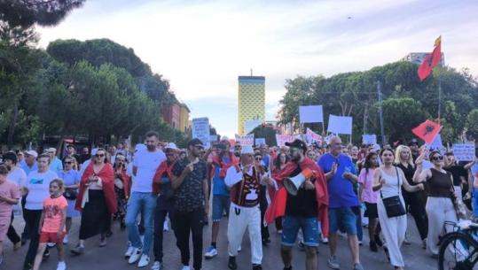 ‘Zvërneci’/ Mbahet në Tiranë protesta e 16-të, qytetarët nisin marshimin drejt Kryeministrisë! 3 persona marrin 'autorësinë' e tubimit