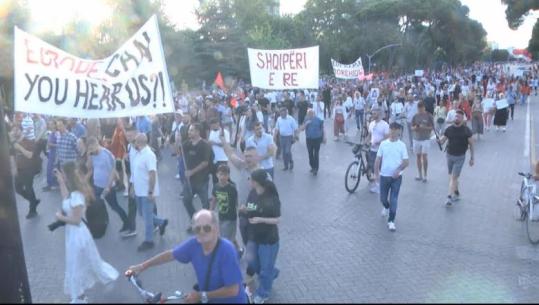 Protestuesi: T’u konfiskohen pasuritë Ramës e Berishës! Do t’i japim vendit rotacion politik, mos na braktisni!