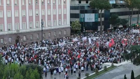 Protestuesi me thirrje kërcënuese: Të rrethojmë parlamentin dhe kryeministrinë! Ramën do ta djegim nëse nuk dorëhiqet