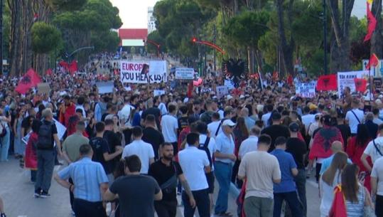 Largimi i Marjana Koçekut nga PS, protestuesi: Janë 82 deputetë, oqeani nuk është më i njëjti