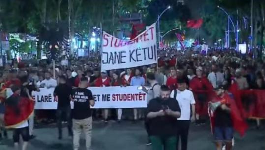 ‘Çohuni nga kafja’- Protestuesit marshojnë në zonën e 9-katësheve, thirrje qytetarëve t’u bashkohen
