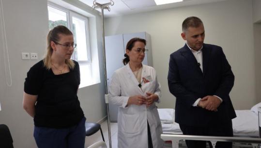 Aksioni në Maliq ku humbi jetën efektivi Enea Mekolli, Hita viziton te ‘Trauma’ policin Edison Adri që mbeti i plagosur: Nuk tërhiqemi asnjë hap përballë krimit!