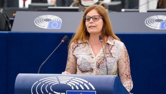 ‘Zvërneci’/ Eurodeputetja Salis nga PE: Në Shqipëri po protestojnë kundër një qeverie që nuk mbron interesat e popullit! Toka të mos u shitet spekulatorëve Trump dhe Kushner
