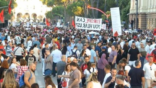 Protestuesi i drejtohet komisioneres Kos: Garancia s’vlen, do të grisim kontratën 36-vjeçare me klasën politike